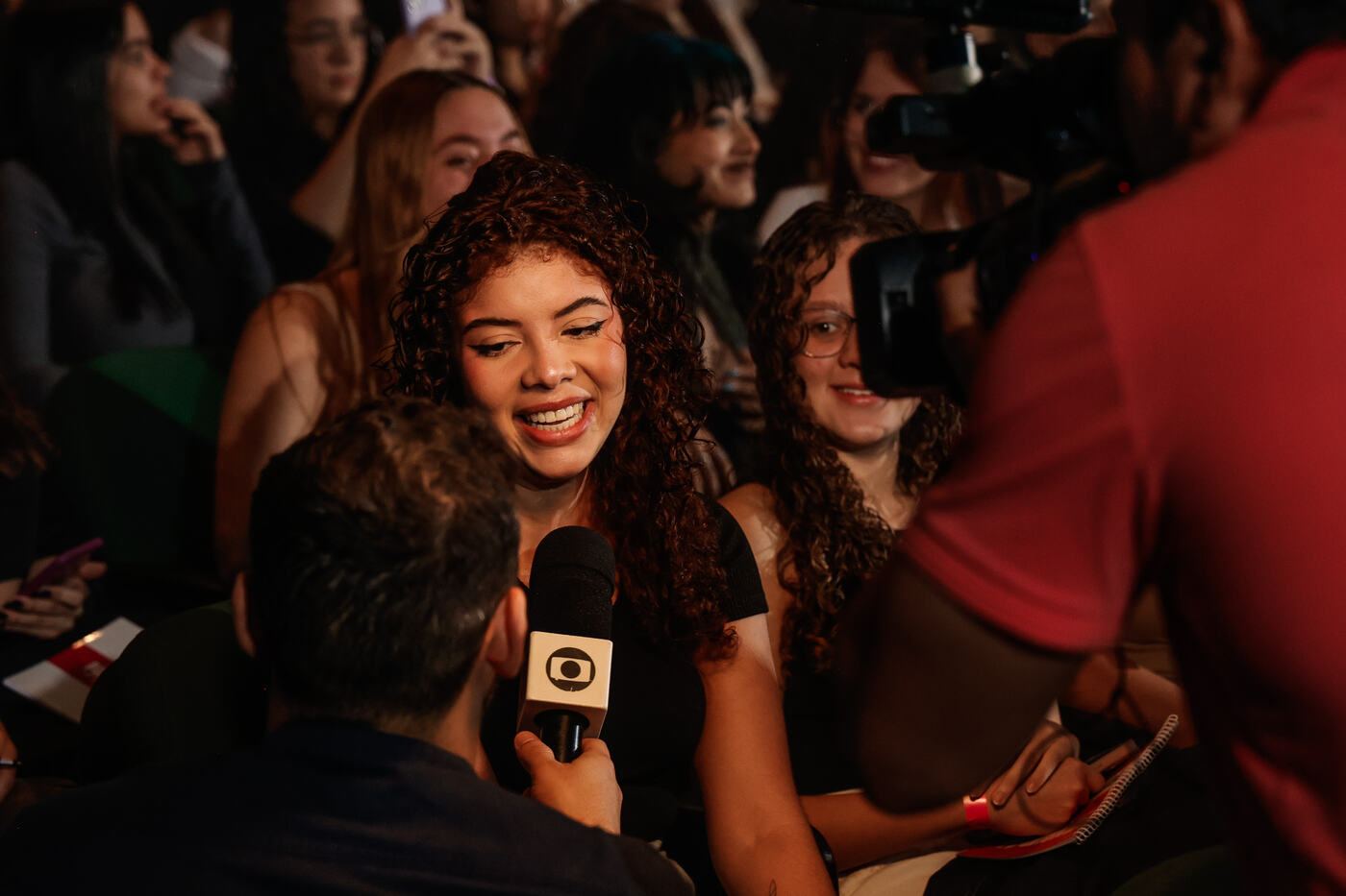 Estudante responde ao microfone da Globo na plateia