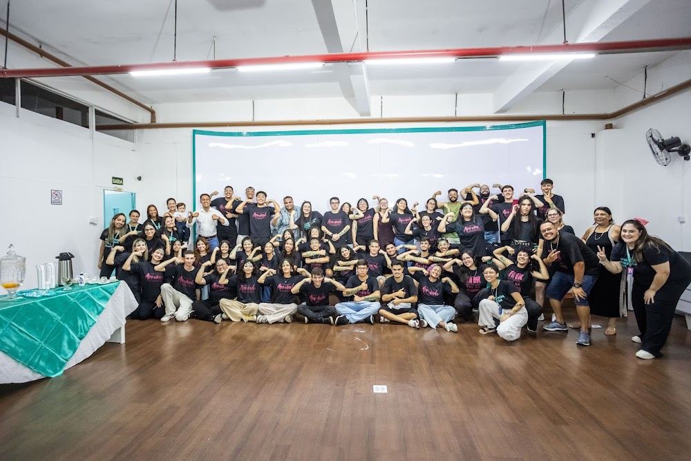 Turma de aprovados da Ohmori reunida com camisetas da escola